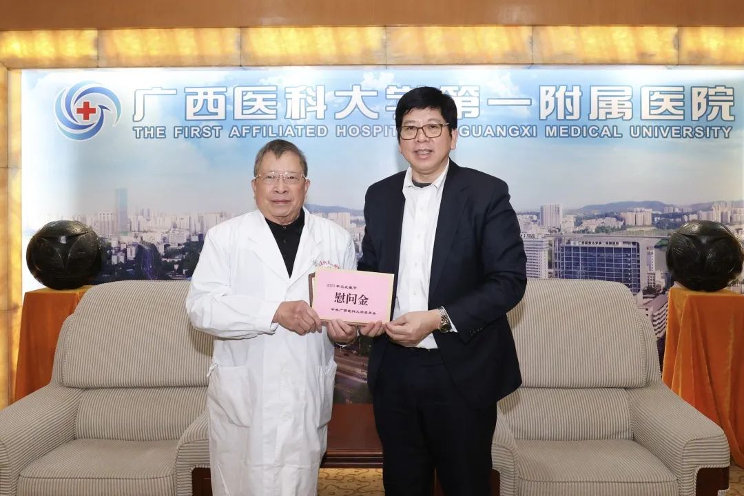 学校党委书记黄照权慰问我院刘唐威教授、温汉春教授