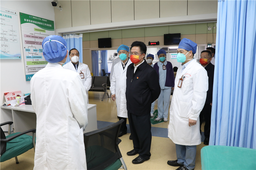 广西医科大学校长曾志羽除夕之夜慰问我院一线值班人员