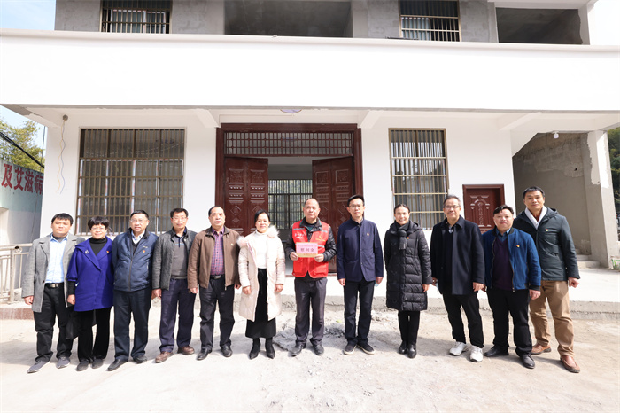 院党委书记洪坚善带队到青龙村开展慰问调研活动