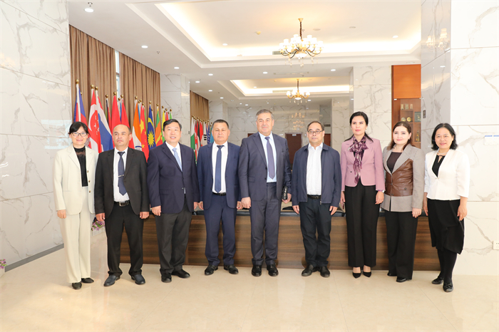 乌兹别克斯坦院校代表团莅临我院参观交流