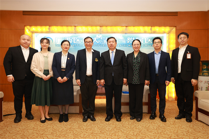 泰国清迈大学医疗技术学院院长Sakorn Pornprasert 到我院参观交流