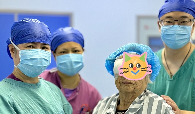 我院眼科完成高难度白内障手术，110岁老人重见光明