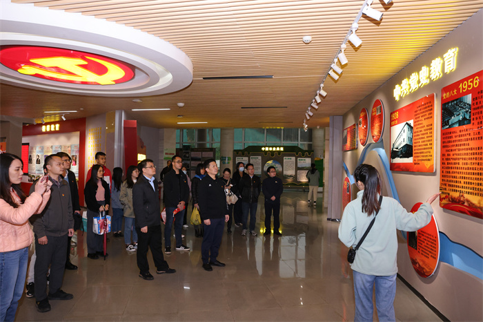 学习二十大｜我院机关第一党支部到广西高峰森林公园开展党性教育暨植树主题党日活动