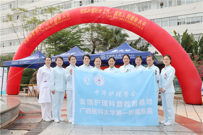 我院肿瘤护理专科小组举行全国肿瘤防治宣传周义诊宣教活动