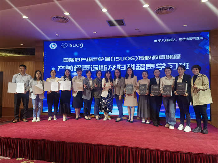 18、病例分享会环节颁发纪念品