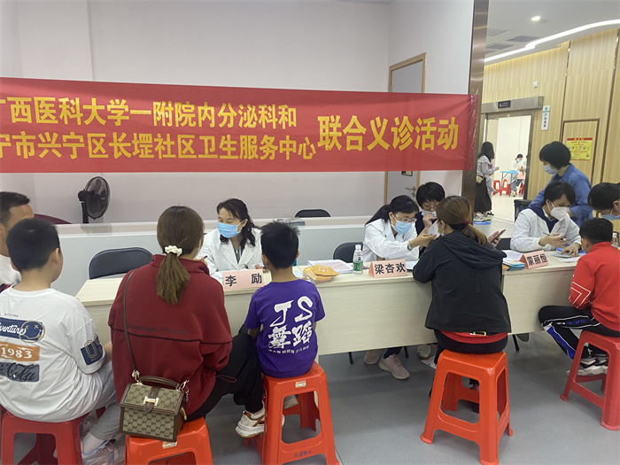 我院内科第四党支部到长堽社区卫生服务中心开展儿童生长发育义诊活动