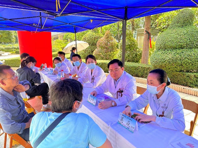 我院内科第二党支部开展“世界炎症性肠病日”义诊与患教会活动