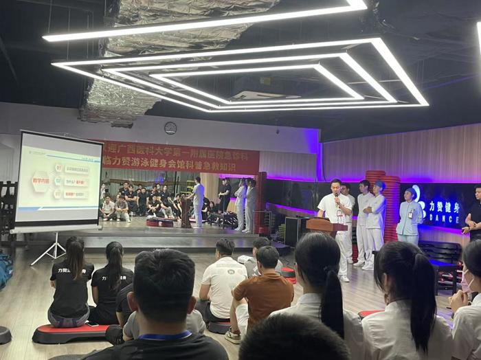 我院急诊科全科医学科党支部带领团支部开展急救科普培训