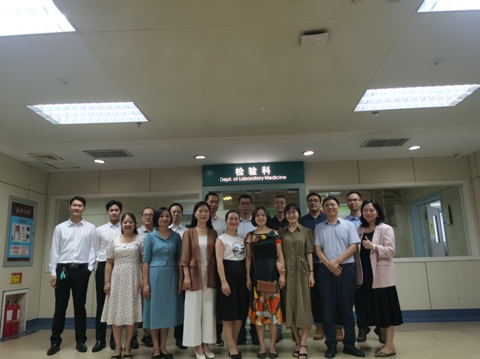 越南白梅医院检验科、皮肤科等学科专家到我院检验科参观交流
