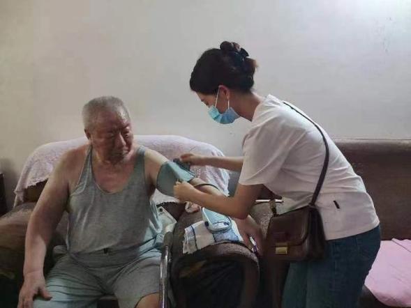 我院麻醉手术中心第一、第二党支部和重症医学科党支部联合津头社区党委开展“庆七一”入户义诊活动