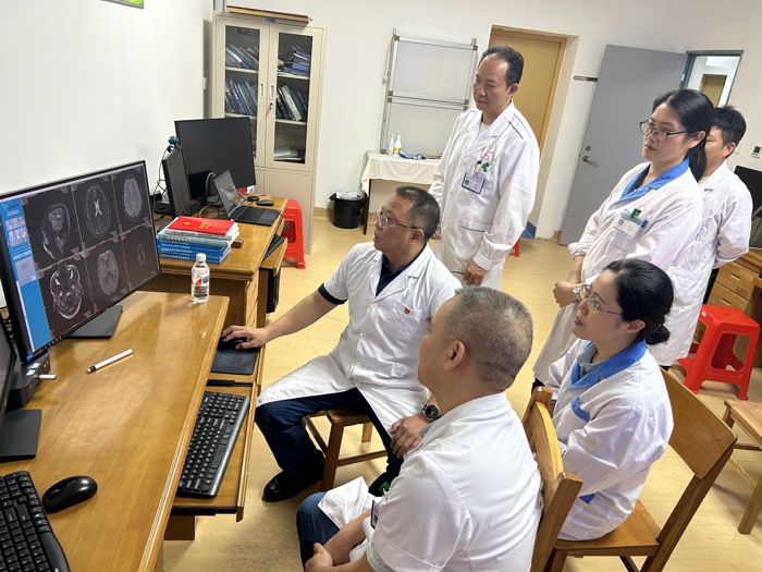 我院放射科党支部到东兴市人民医院放射科开展技术帮扶工作