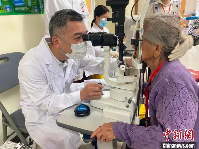 中国新闻网报道丨广西医疗队在老挝：践行学医初心 为患者“送光明”