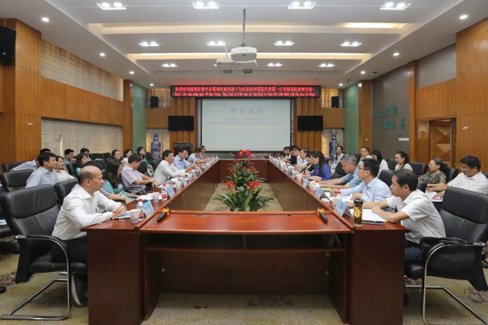 越南驻南宁总领事杜南忠与越南河东综合医院代表团到我院参观交流