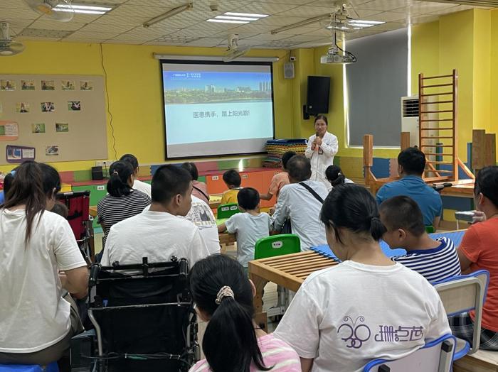 我院儿科第一、第二党支部带领团支部、青年文明号到广西云彩社会工作服务中心开展“关爱残障儿童”科普义诊活动
