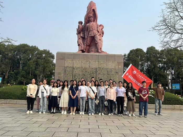 我院师生赴南湖公园开展清明缅怀先烈活动