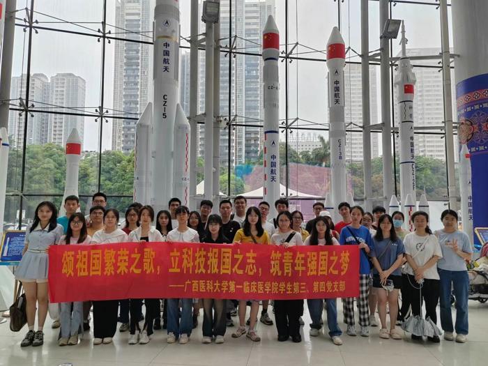 我院学生第三、第四党支部开展“颂祖国繁荣之歌，立科技报国之志，筑青年强国之梦”主题党日活动