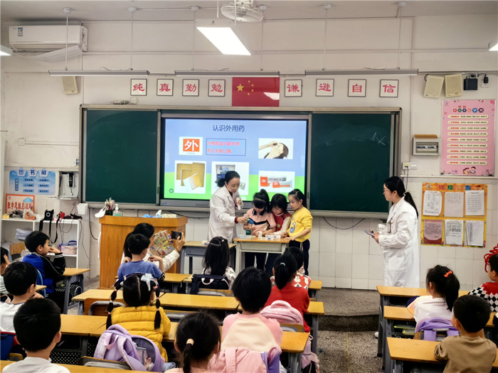 我院药学部开展“合理用药 药师进校园”系列志愿服务活动