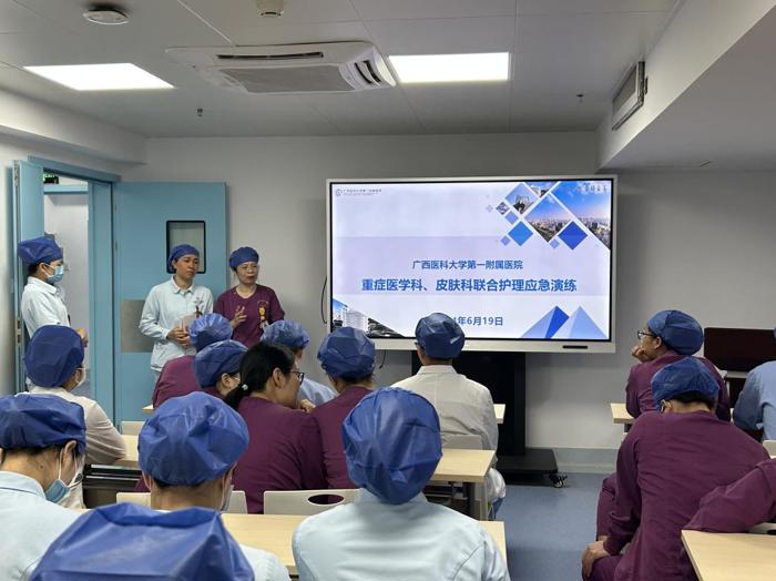 我院皮肤科与重症医学科联合开展护理急救技能演练培训