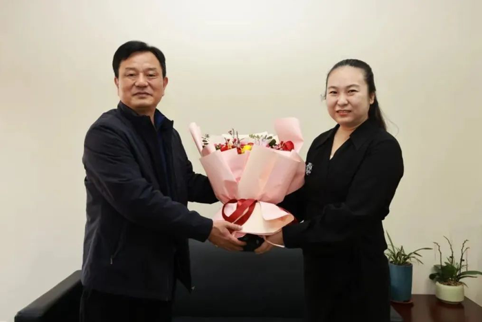 自治区科协副主席王鸿鹄慰问广西医科大一附院放疗科康敏主任医师