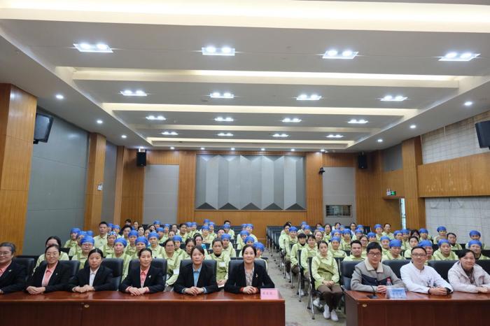 我院举行首届医疗护理员CPR急救技能和人文关怀护理征文比赛颁奖仪式暨2024年第四季度培训
