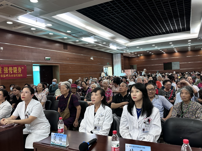 “银龄健康大讲堂”第四期： 我院开展“骨质疏松防治专题讲座及义诊活动