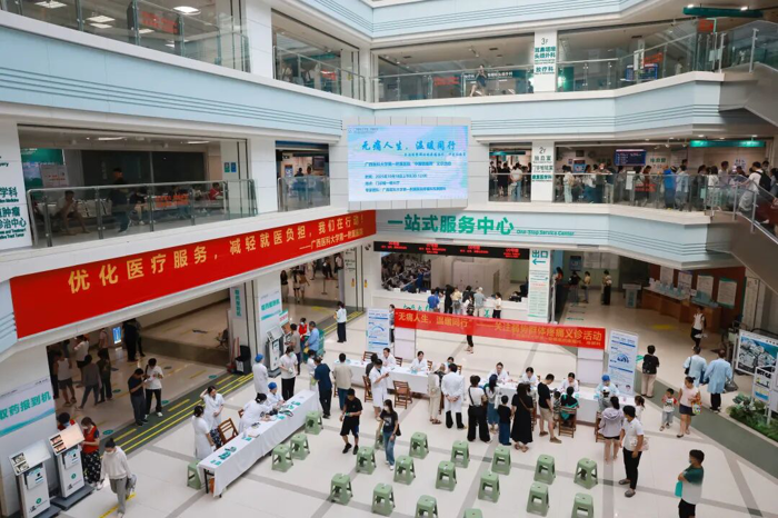 产后弯腰抱娃就腰痛？别硬扛 | 广西医科大一附院开展“无痛人生、温暖同行”主题义诊