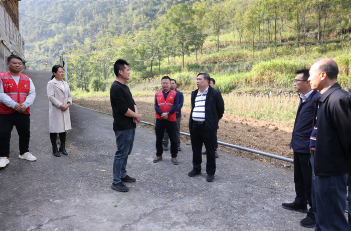 陈俊强副校长带队赴青龙村开展乡村振兴调研暨帮扶慰问活动