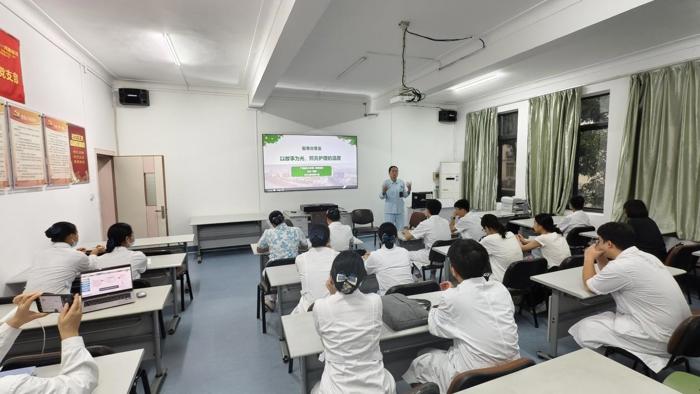 以真实案例照亮护理温度——广西医科大一附院儿科二病区成功举办护理实习叙事分享会