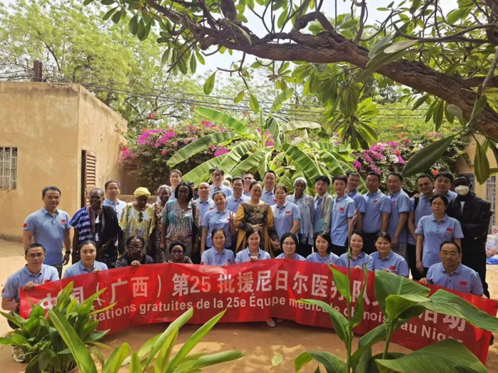 AI中医“走进”尼日尔社区送健康|广西医科大一附院研发设备亮相援非医疗一线