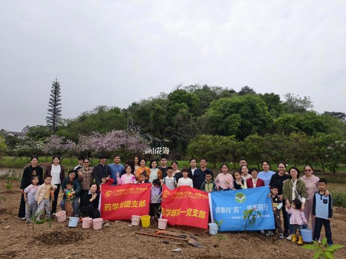 植此青绿 药有所为——药学部第一党支部开展志愿植树活动