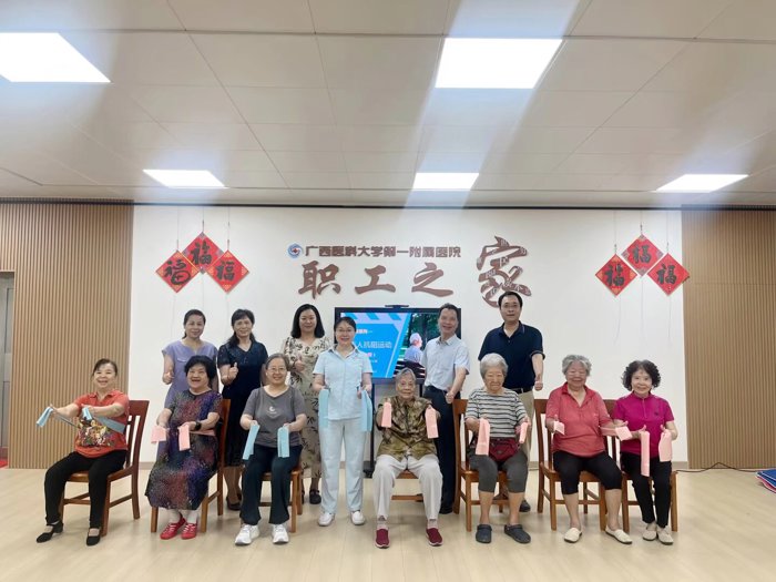 轻韧慢养，悦动夕阳｜我院开展老年坐姿弹力带呼吸康复训练小班课