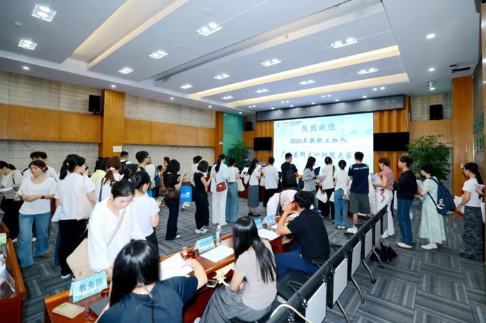 “萌新”亮相“臻才”启航丨广西医科大一附院2026届新员工集结报到！