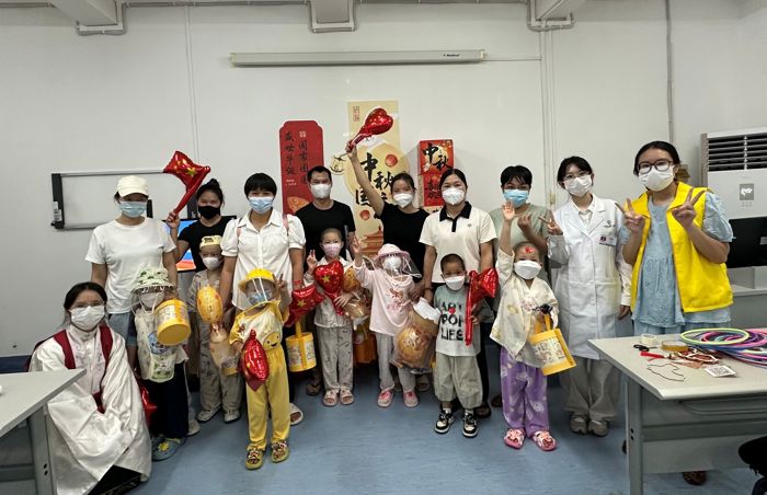 双节同庆，暖意满病房：我院社会工作部携手新阳光病房学校（儿科三病区项目点）开展中秋国庆主题活动